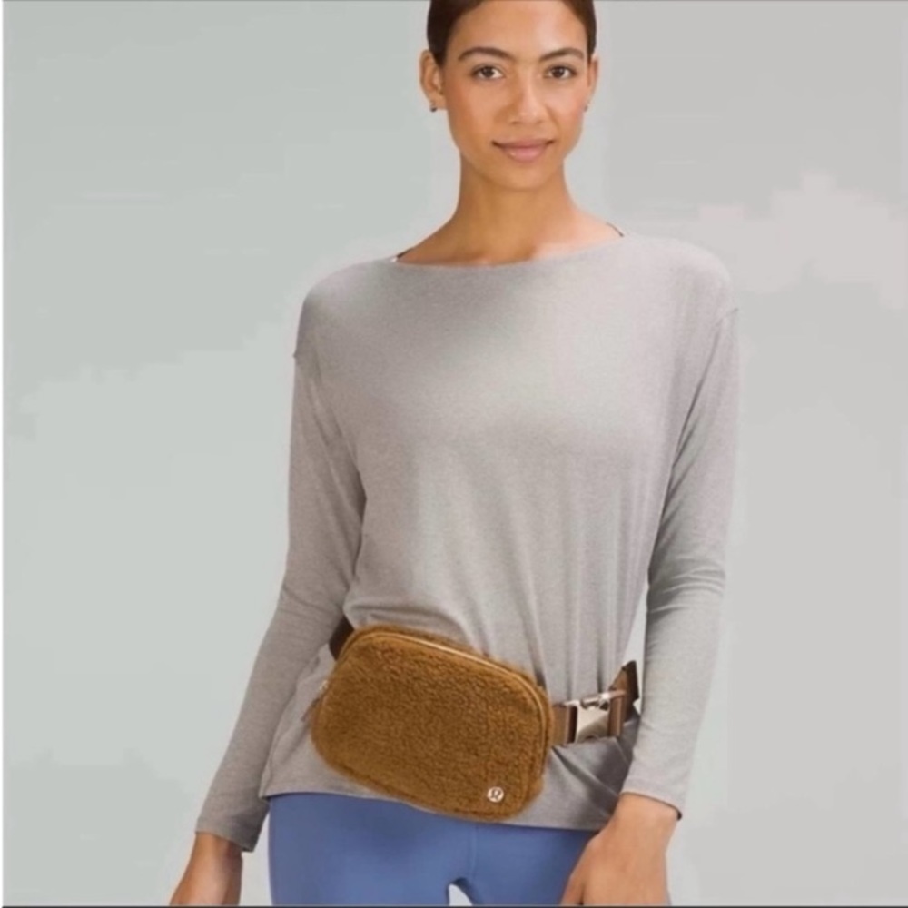 NWT Lululemon Everywhere Belt Bag,
Fleece - Picture 2 of 8